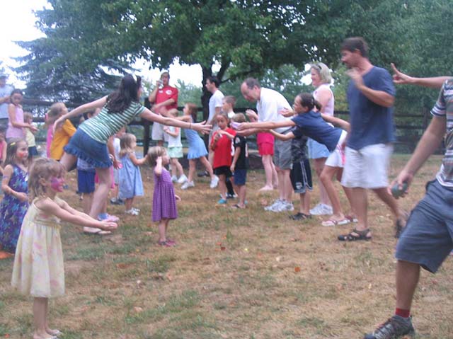 family_water_baloon_toss